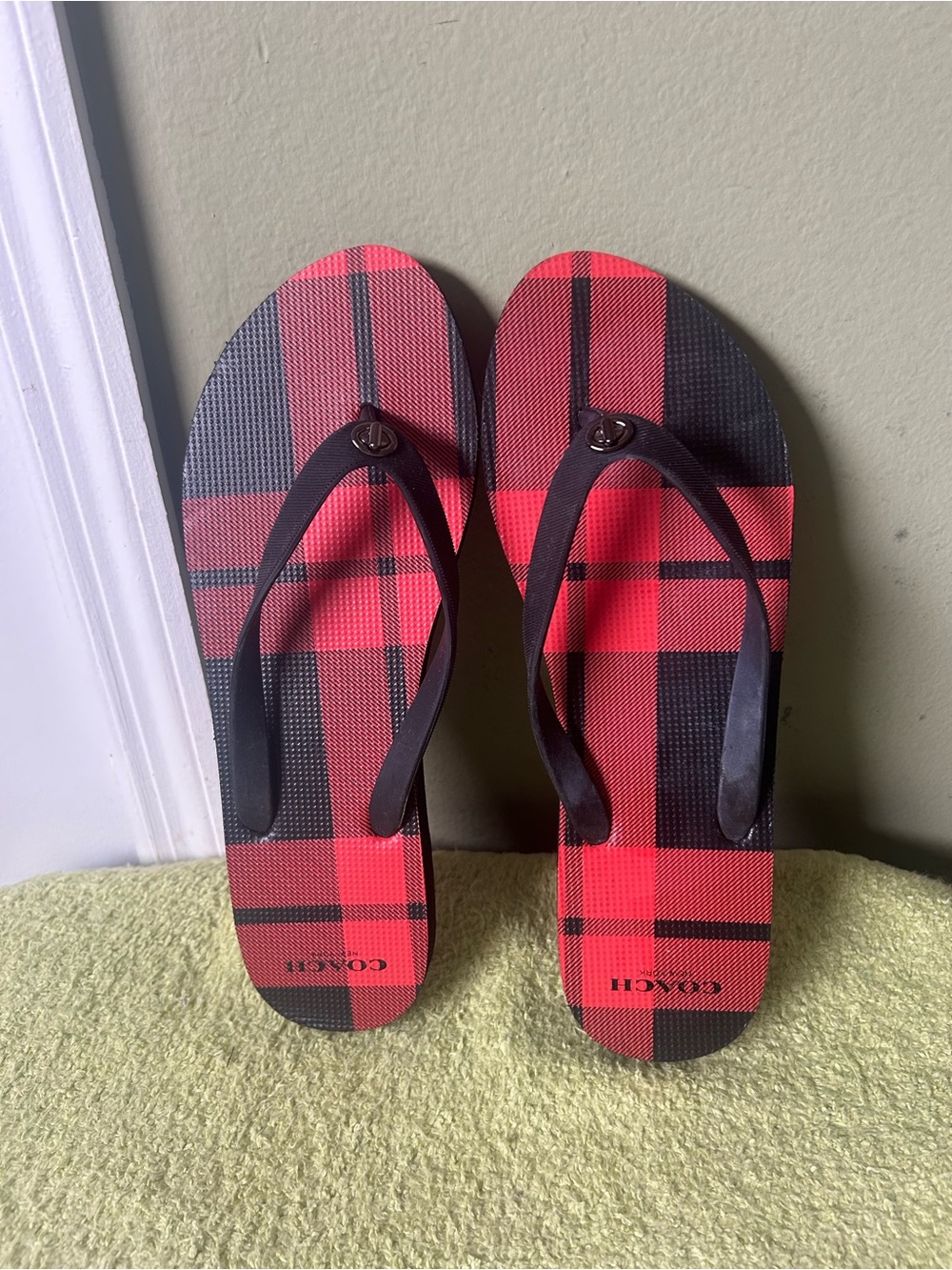 NWOT Coach Alyssa Women’s Black Red Pattern Flip Flops Slide Sandal Sz 11 - Picture 2 of 11